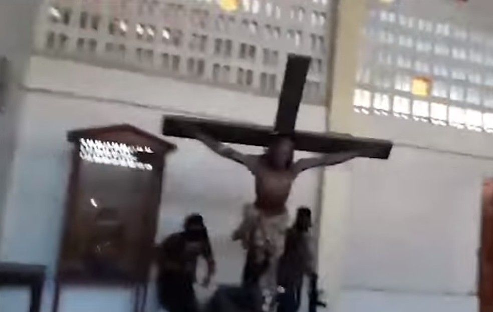 Imagem de video com ataque a igreja  (Foto: Reprodução/ Youtube)