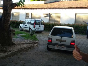 Jovens condenados por crime em Castelo chegaram em carros separdos ao CEM, em Teresina (Foto: Ellyo Teixeira/G1)