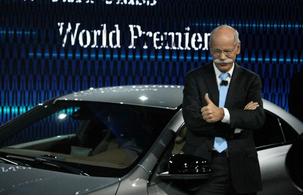 Durante exibição, Dieter Zetsche, CEO da Daimler, mostra que curtiu o novo CLA (Foto: Alberto Cataldi)