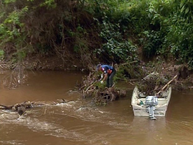 Voluntários limpam o Rio Sapucaí para prevenir inundações durante chuvas em Itajubá (Foto: Reprodução EPTV)