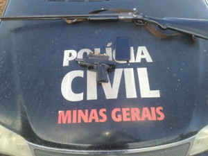 Duas armas foram encontradas com Sandro (Foto: Polícia Civil/Divulgação)