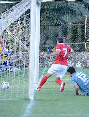 Túlio Maravilha, atacante da Vilavelhense, marca o gol 999 (Foto: Edson Chagas/A Gazeta)