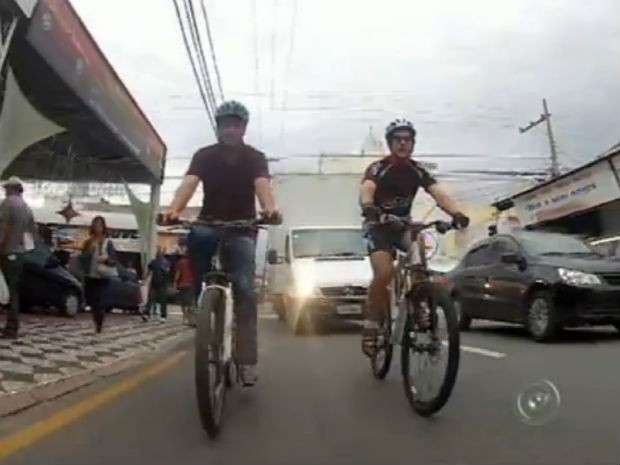 Ciclista explica como transitar com segurança entre os carros (Foto: Reprodução/TV Tem)