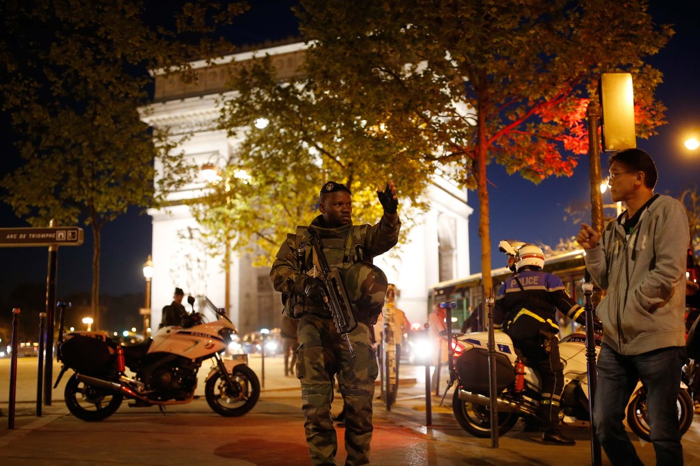 Soldado armado faz guarda em rua perto da avenida Champs Elysees em Paris após o tiroteio desta quinta-feira (20) (Foto: REUTERS/Benoit Tessier) Soldado armado faz guarda em rua perto da avenida Champs Elysees em Paris após o tiroteio desta quinta-feira (20) (Foto: REUTERS/Benoit Tessier)