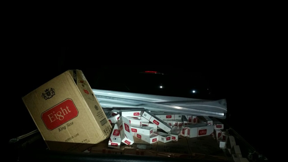 Cigarros estavam na caçamba de caminhonete que foi abandonada em trecho da SP-294 (Foto: Polícia Rodoviária/Divulgação)
