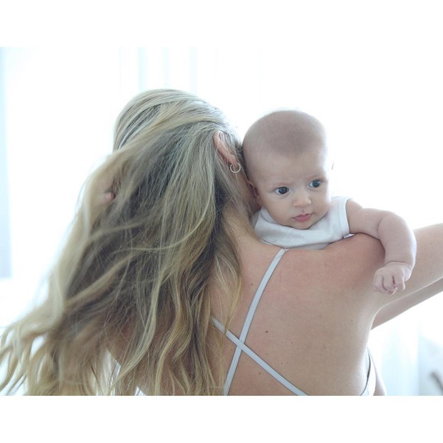Candice Swanepoel com o filho (Foto: Reprodução / Instagram)