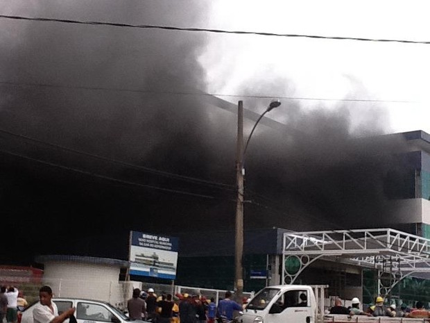 Incêndio destruiu hospital em obras na Ilha do Governador (Foto: Rafaela da Silva Barbosa/VC no G1)