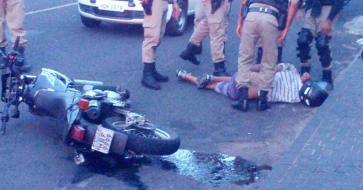 G1 Viatura da PM colide motocicleta durante perseguição em