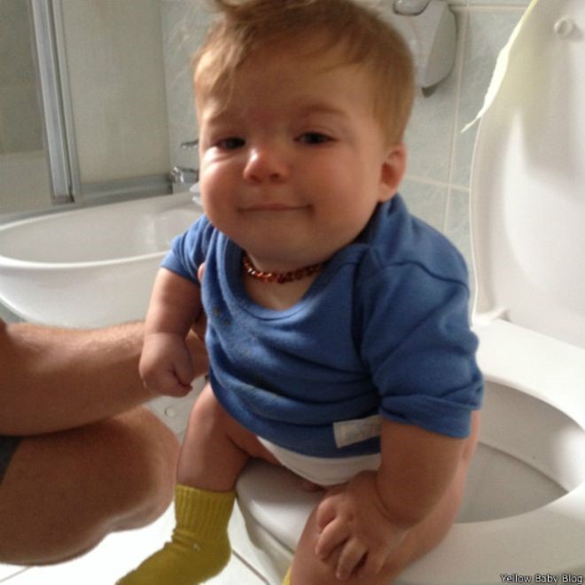 Aos 5 meses, Luca usou a privada pela primeira vez (Foto: Young Baby Bing/BBC)