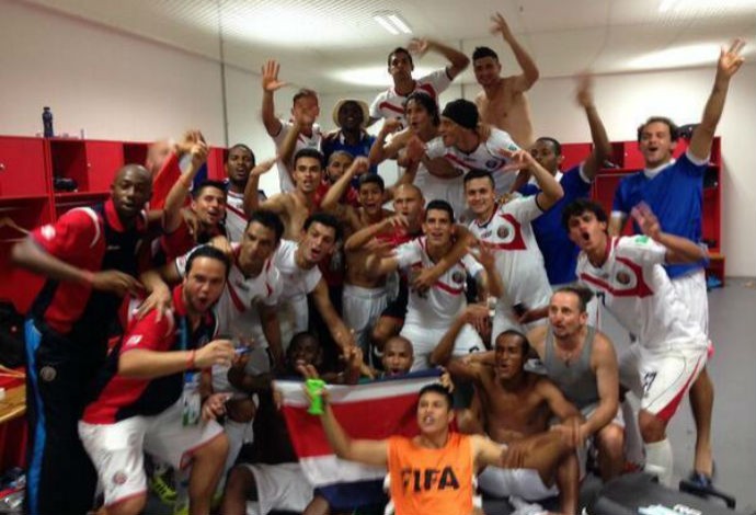 Jogadores da Costa Rica comemoram vaga nas quartas de final (Foto: Reprodução/Twitter)