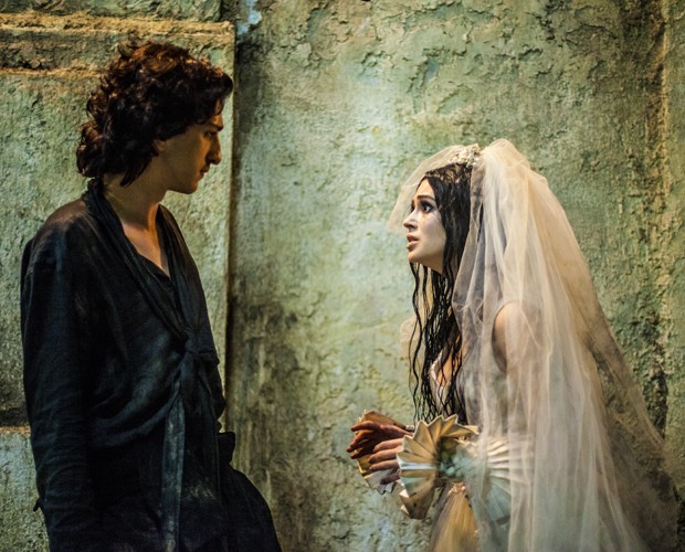 Personagens de Marina Ruy Barbosa e Johnny Massaro tentam se casar (Foto: Matheus Cabral / TV Globo)