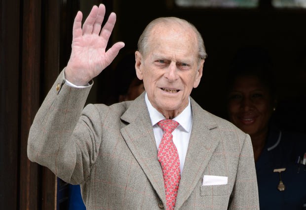 O príncipe Philip acena ao deixar o hospital neste sábado (9) (Foto: AFP)