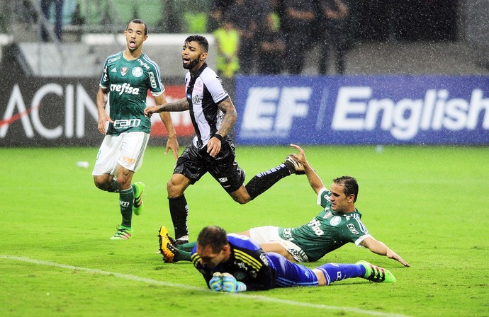 Gabriel perde gol frente a frente com Fernando Prass - Palmeiras x Santos (Foto: Marcos Ribolli)