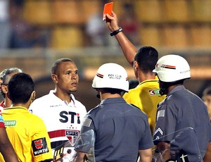 Luis Fabiano recebe o cartão vermelho no final da partida do São Paulo (Foto: JF Diorio / Ag. Estado)