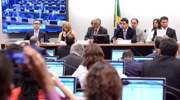 Conselho de Ética acompanha leitura do parecer do relator (Foto: Antonio Cruz/Agência Brasil)