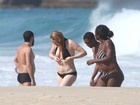 Natasha Lyonne, de 'Orange is the new black', paga peitinho na praia