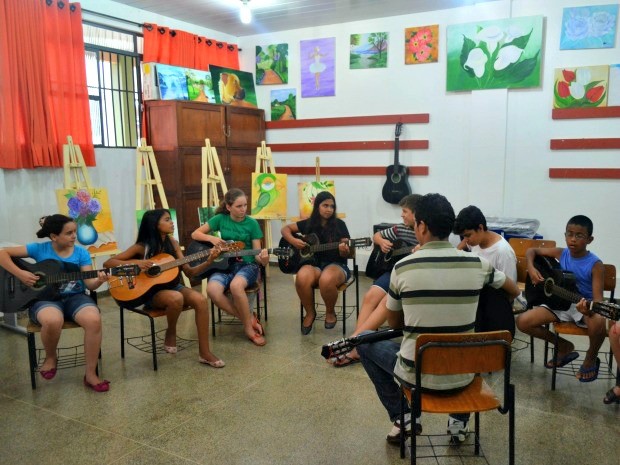 Escola oferece aulas de violão, teclado, canto, karatê, pintura em tela e ainda oficinas de teatro e língua inglesa (Foto: Lauane Sena/G1)