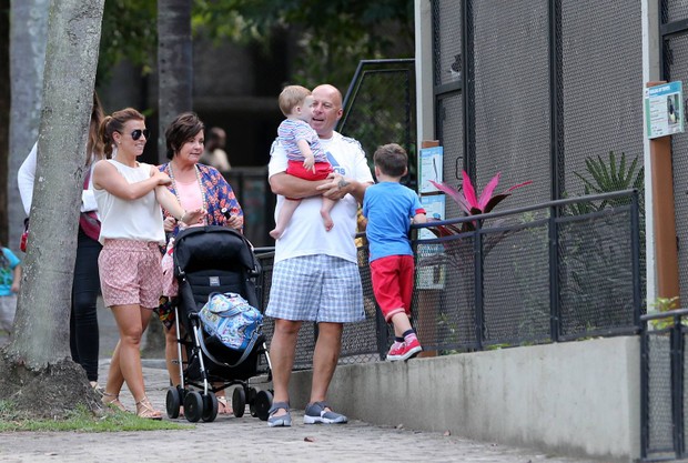 Coolen Rooney com a família em zoológico no Rio (Foto: André Freitas/AgNews)