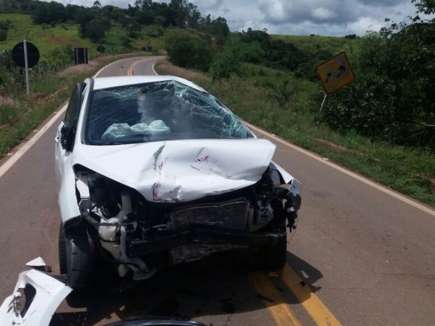 Acidente entre dois veículos deixa três pessoas feridas na BR-265, no Sul de Minas (Foto: Polícia Militar Rodoviária)