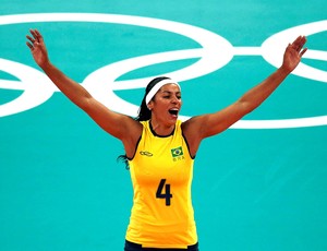 Paula Pequeno na partida de vôlei do Brasil contra os Estados Unidos  (Foto: Reuters)