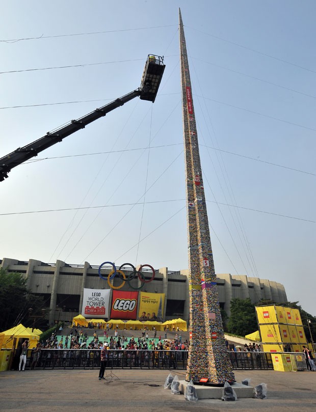 Torre mais alta do mundo usando peças de Lego, com quase 32 metros de altura, é construída em Seoul para comemorar os 80 anos da empresa fabricante das pecinhas (Foto: Jung Yeon-Je/AFP)