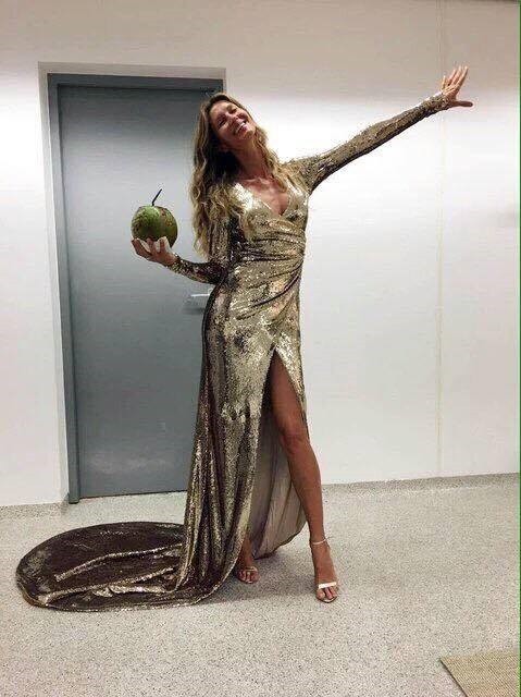 Gisele foi matar a sede com água de coco depois de arrasar em sua passagem pelo Maracanã (Foto: Reprodução)