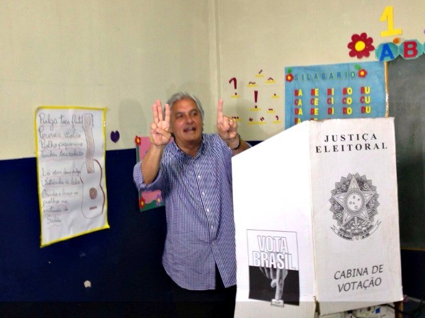 Delcídio vota em Corumbá, MS (Foto: Michelle Machado/TV morena)