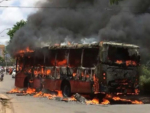 Ônibus pega fogo no bairro Recanto do Vinhais, em São Luís (Foto: Reprodução)