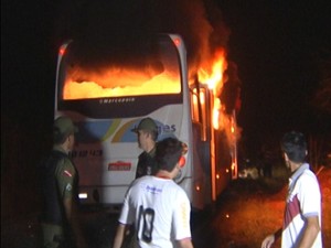 Populares se revoltaram com acidente e atearam fogo no ônibus, na PA-457, em Santarém (Foto: Reprodução/TV Tapajós)