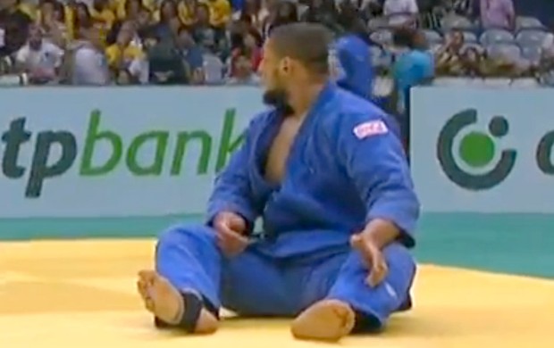 Faicel Jaballah Judoca se distrai ao falar com técnico e perde luta no Mundial de Judô (Foto: Reprodução)