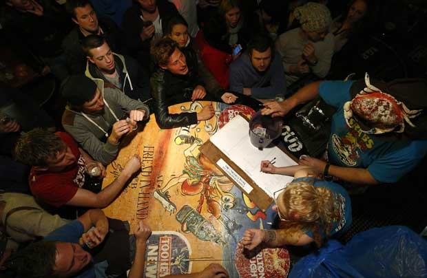 Clientes apstaram no crustáceo vencedor e tinham como prêmio camisetas ou copos de cerveja (Foto: Daniel Munoz/ Reuters)