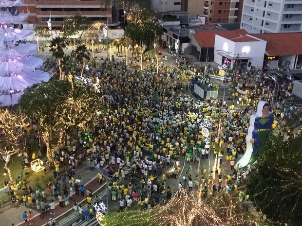 Término do ato na praça (Foto: TV Verdes Mares/Reprodução)