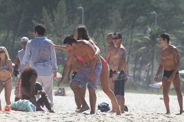 Bruna Marquezine grava na praia da Macumba, no Rio (Foto: Dilson Silva / Agnews)