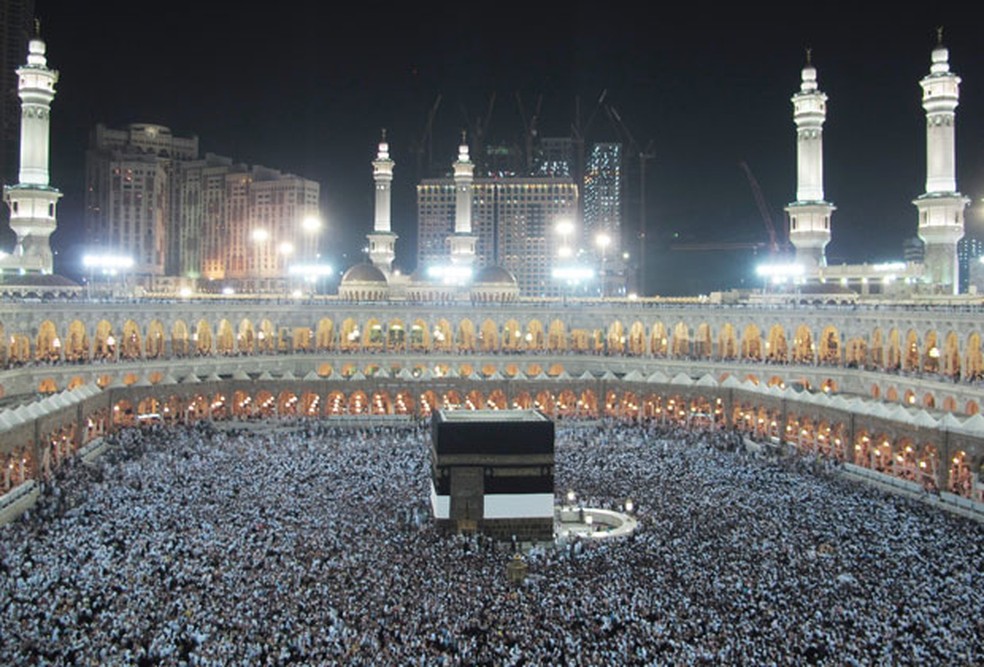 Peregrinos mu&ccedil;ulmanos rezam dentro da Grande Mesquita na cidade sagrada de Meca, na Arábia Saudita, em imagem de arquivo (Foto: Hassan Ammar/AP)