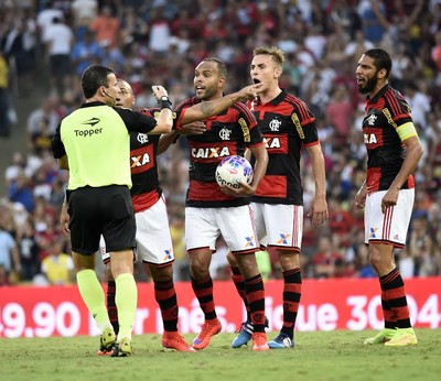 Flamengo reclama da arbitragem (Foto: André Durão / GloboEsporte.com)