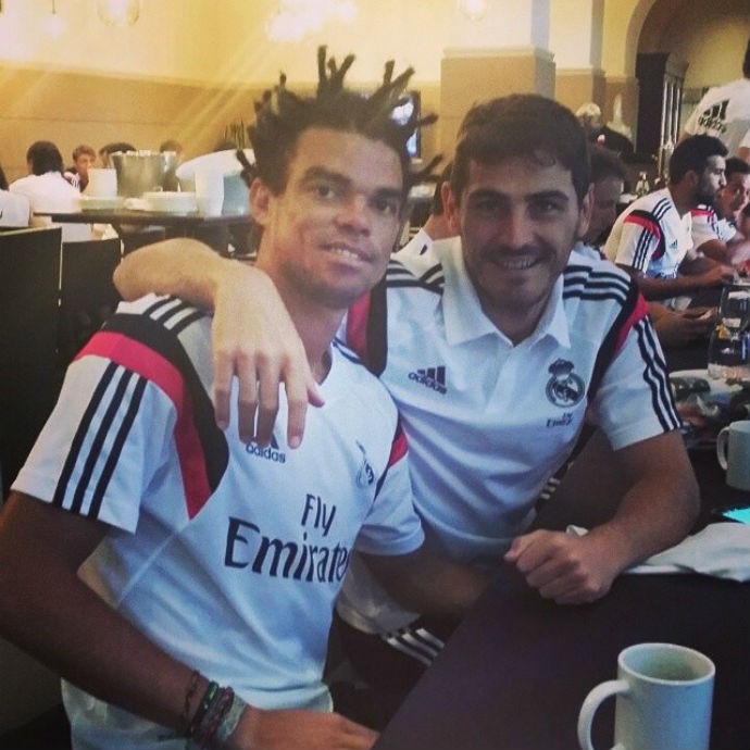 Pepe muda o look e posa para foto com Casillas (Foto: Reprodução/Instagram)