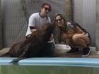 Vanessa Mesquita visita ONG de animais marinhos e ganha até beijo