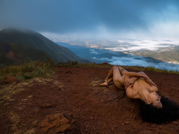 Foto do projeto Nu Mondo, que faz ensaios com mulheres nuas em meio à natureza (Foto: Leonardo Maceira/Divulgação)