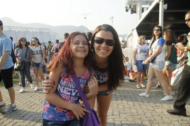 Fernanda Schueler com a filha Julia (de cabelo pintado de rosa) no Rock in Rio (Foto: Anderson Barros/ EGO)