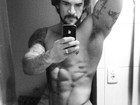 Eu me amo! Ex-BBB Rodrigo Carvalho exibe músculos no espelho