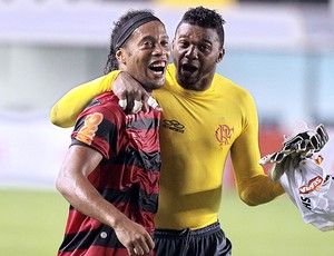 Ronaldinho e Felipe comemoram vitória do Flamengo (Foto: Wander Roberto / Vipcomm)