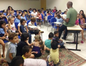 Edsoul contou histórias para crianças (Foto: Divulgação | FMSS)