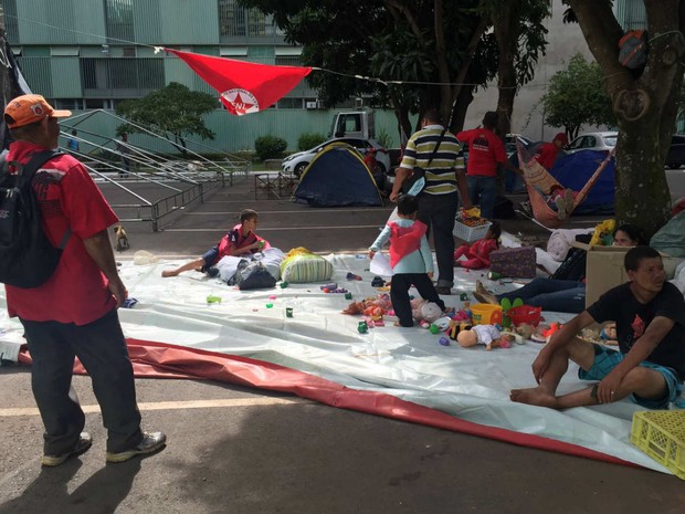 Manifestantes acampados em frente ao Ministério do Desenvolvimento Agrário, no DF, em protesto que pede distribuição de terras (Foto: Jéssica Nascimento/G1)
