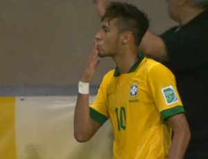 Neymar beijo Brasil Uruguai 2 (Foto: Reprodução SporTV)