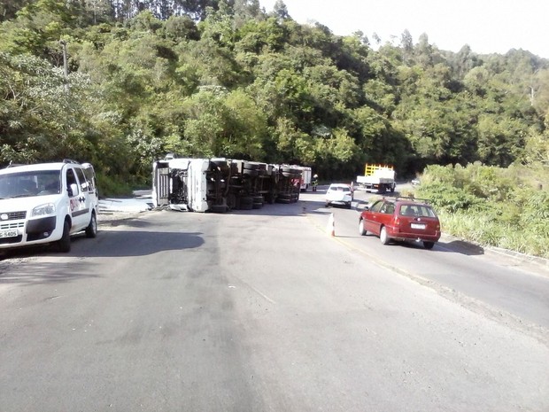 Acidente ocorreu no km 47 da ERS-122, em Farroupilha (RS) (Foto: PRE/Divulgação)