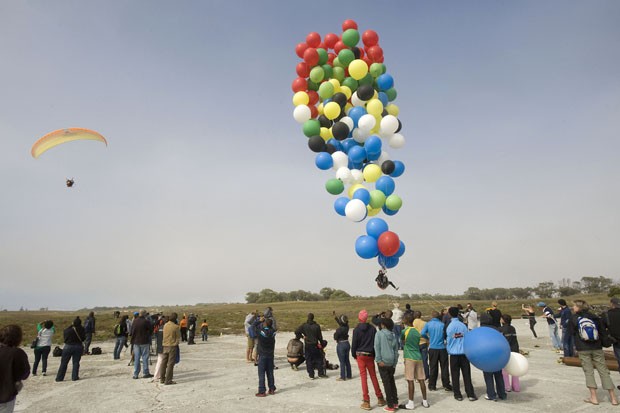 Sul-africanos acompanham decolagem do balão (Foto: Rodger Bosch/AFP)