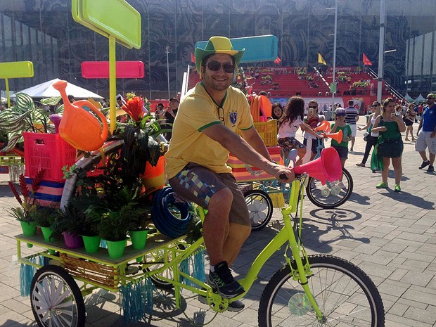 O gerente de marketing Eduardo Monteiro em uma das bicicletas usadas na abertura da Rio 2016, que ficaram disponíveis para turistas tirarem fotos no Parque Olímpico (Foto: Eduardo Monteiro/Arquivo pessoal)