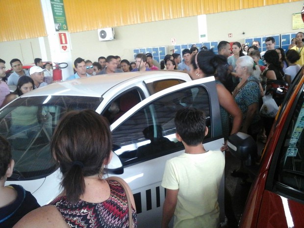 Populares quebraram um vidro do carro para resgatar crianças (Foto: Divulgação) Populares quebraram um vidro do carro para resgatar crianças (Foto: Divulgação)