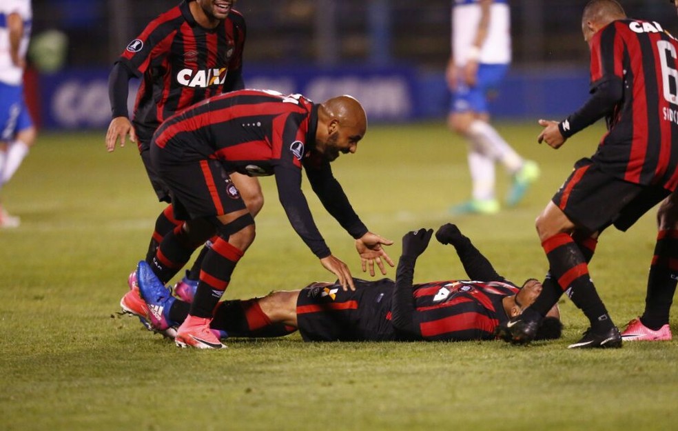 Jonathan, à esquerda, vê Atlético-PR cada vez mais forte (Foto: Jonathan Campos/ Gazeta do Povo)