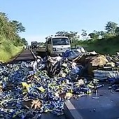 Caminhão derruba 5 mil caixas de cerveja  (Reprodução/TV TEM)